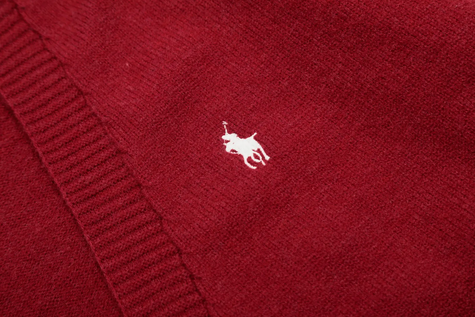 🅿️220 "Top quality" Style number: DS016# [Ralph Lauren V-neck solid color pony embroidered logo woolen knitted shawl cardigan] ✅Ralph Lauren Lazy‌oversize style basic classic versatile ten-color shawl cardigan ✅Main supplier platform live broadcast Wholesale entity Replenishment when out of stock No removal from shelves ✅ZP quality 1:1 version Scan the code to enter the GF website Counter quality ✅Details and quality are the only one in Guangzhou. Light luxury wool. Focus on high-end. Cost-effective. Good quality. Needless to say. ✅Restore the original version. Can wear 190 pounds. Loose, comfortable and stress-free. ✅Loose upper body, oversize and lazy style. Must-have style for goddess ootd. ✅Good-looking clothes are never picky. Recommended for goddess wardrobe. Taro Purple, Light Khaki, Chinese Red, Anchor Red